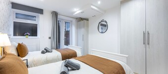 3 Bedroom Apartment by River Thames