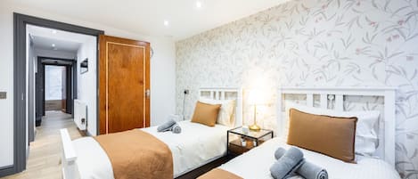 3 bedrooms, desk