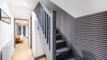 3 bedrooms, desk