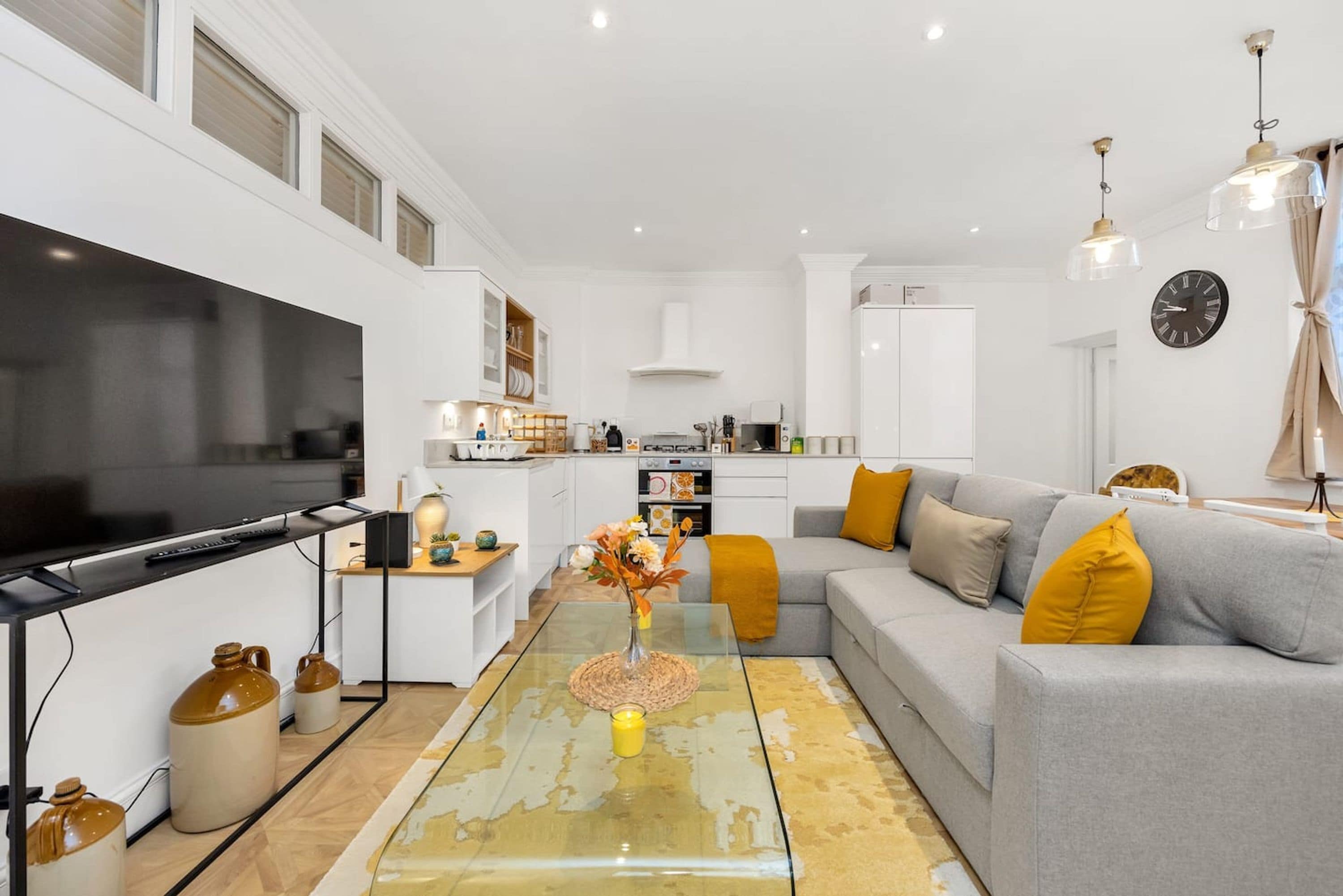 House | 3 bedrooms, desk