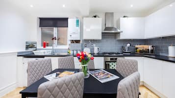 House | 2 bedrooms, desk