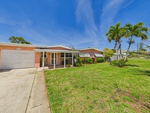 House, Accessible | 3 bedrooms - 3 Bedroom 2 Bath Beachside House With Hot Tub (Merritt Island)