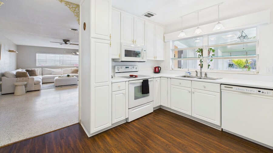 3 Bedroom 2 Bath Beachside House With Hot Tub