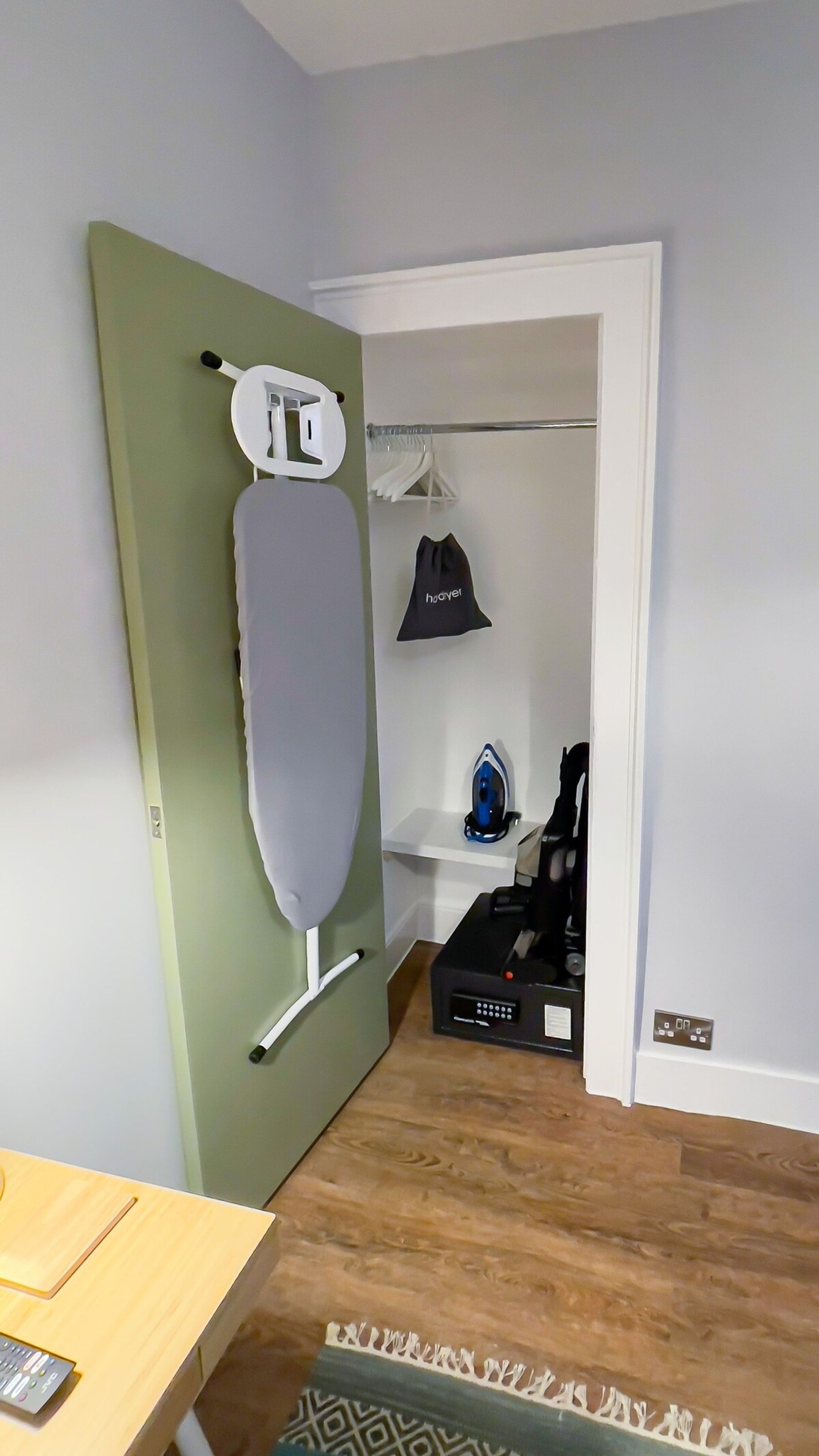House | 1 bedroom, desk