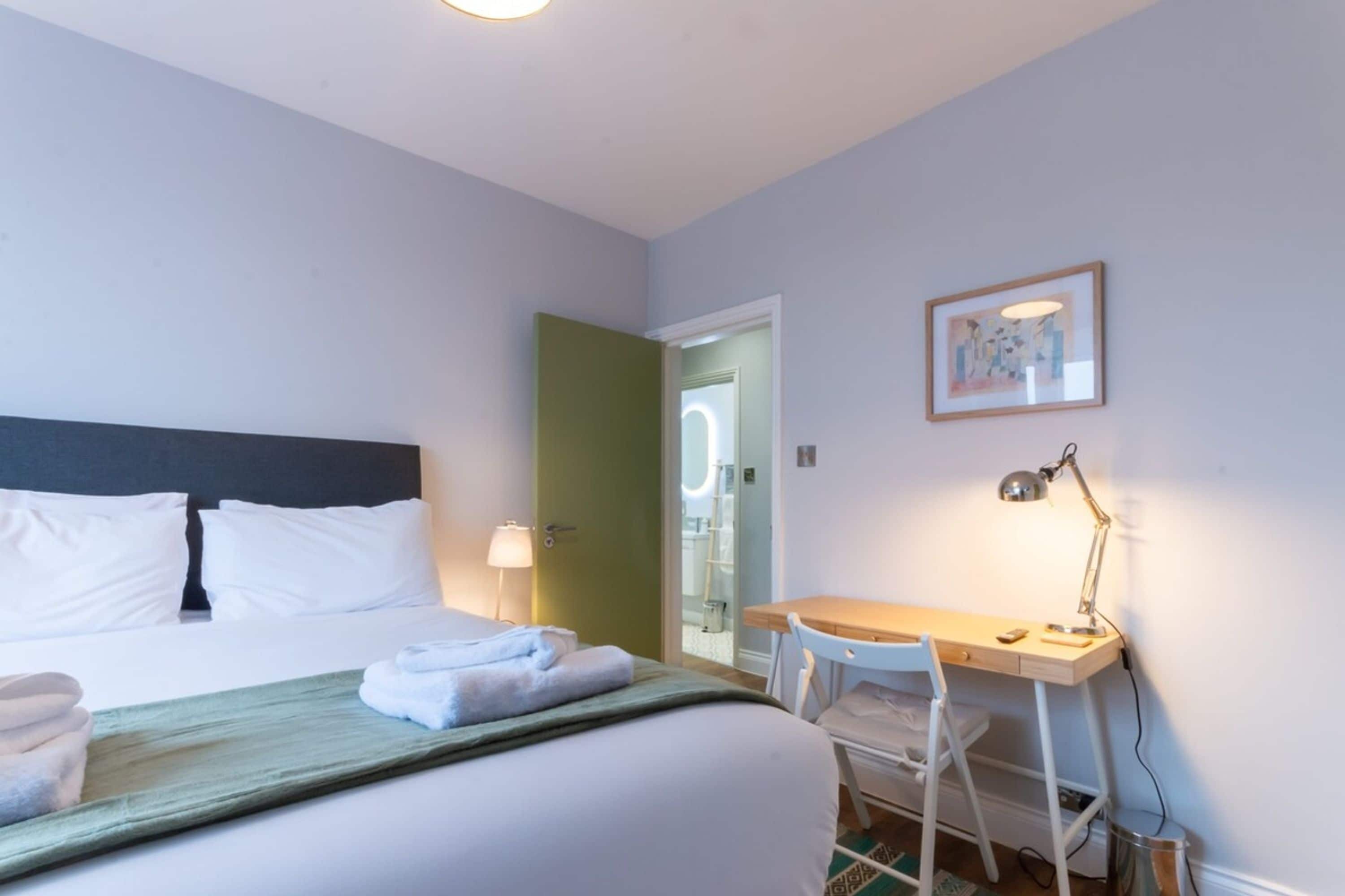 1 bedroom, desk