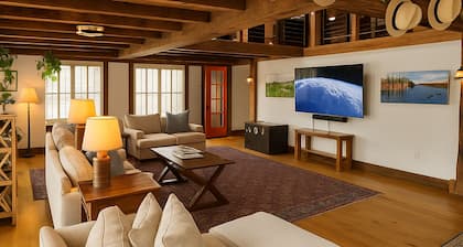 Magical Post and Beam Loft Downtown Newport