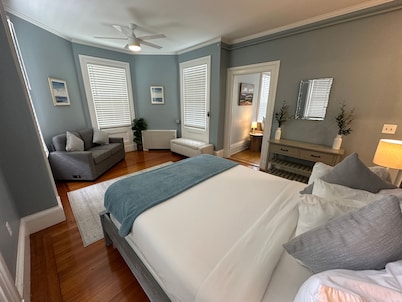 Entire Charming Victorian Home Downtown Newport