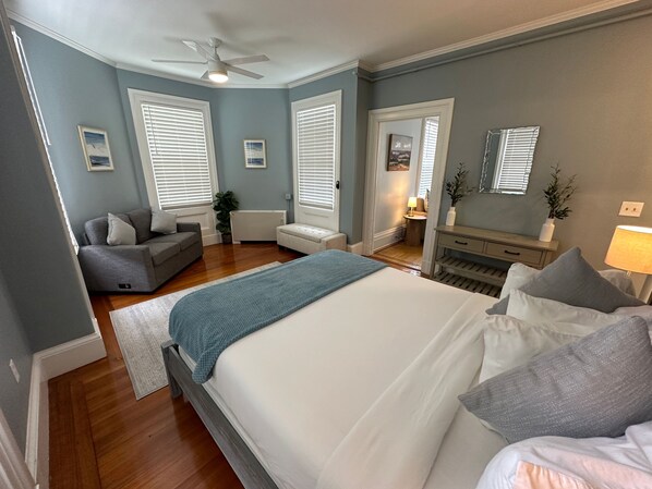 House | Exterior - Entire Charming Victorian Home Downtown Newport (Newport)