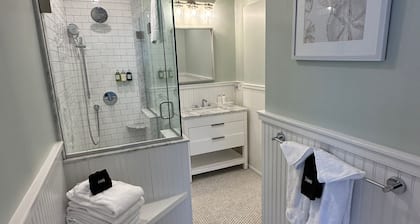Entire Charming Victorian Home Downtown Newport