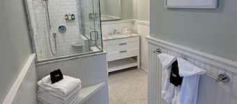 Entire Charming Victorian Home Downtown Newport