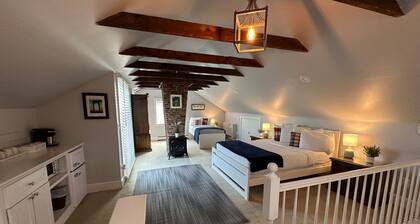 Entire Charming Victorian Home Downtown Newport