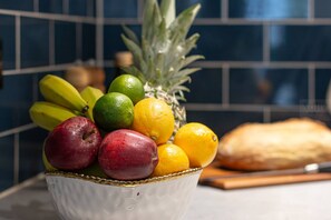 A bowl of fruits including apples, bananas, limes, lemons, and a pineapple. - Cosy Margate Getaway Sleeps 5 By Adliv (Margate)