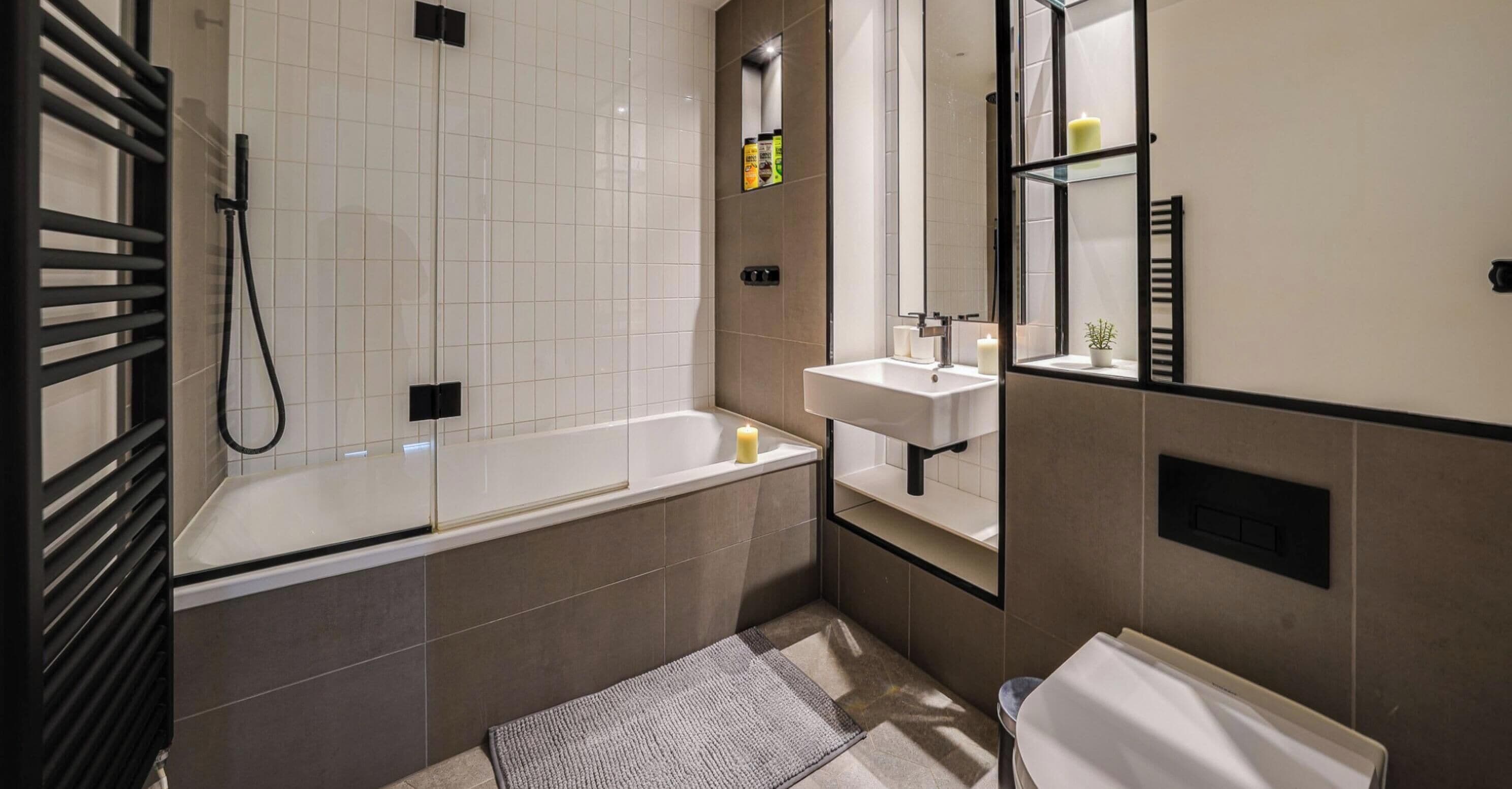 House | 2 bedrooms, desk