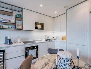 House | 2 bedrooms, desk - Central Wembley 2BR Modern Clean Connected (Wembley)