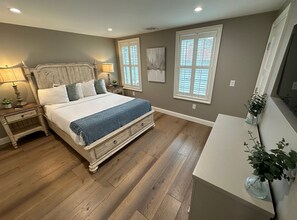 House | 2 bedrooms - Beautifully Renovated 2 Bed 2 Bath Private Home (Newport)