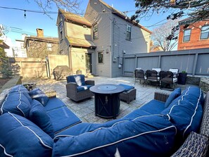 House | 2 bedrooms - Beautifully Renovated 2 Bed 2 Bath Private Home (Newport)