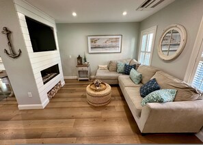 2 bedrooms - Beautifully Renovated 2 Bed 2 Bath Private Home (Newport)