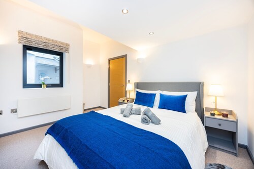 2 Bed 2 Bath Deluxe Flat in Kensington