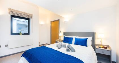 2 Bed 2 Bath Deluxe Flat in Kensington