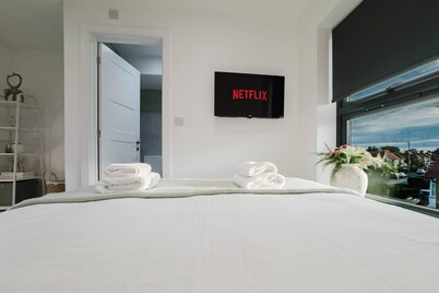 Luxury Seaside Home Parking Sleeps 8 by Adliv