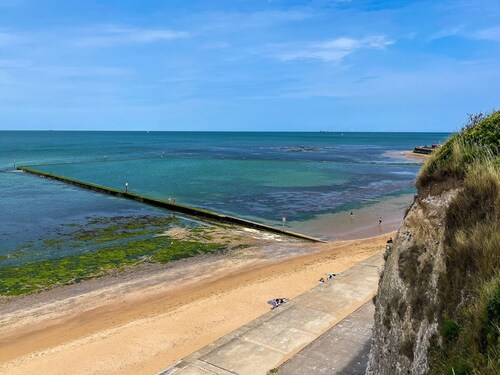 Walpole Bay 2 bed Stunning Garden Apt By Adliv