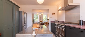 Georgian Luxury Margate Tnhouse Sleeps 11 by Adliv