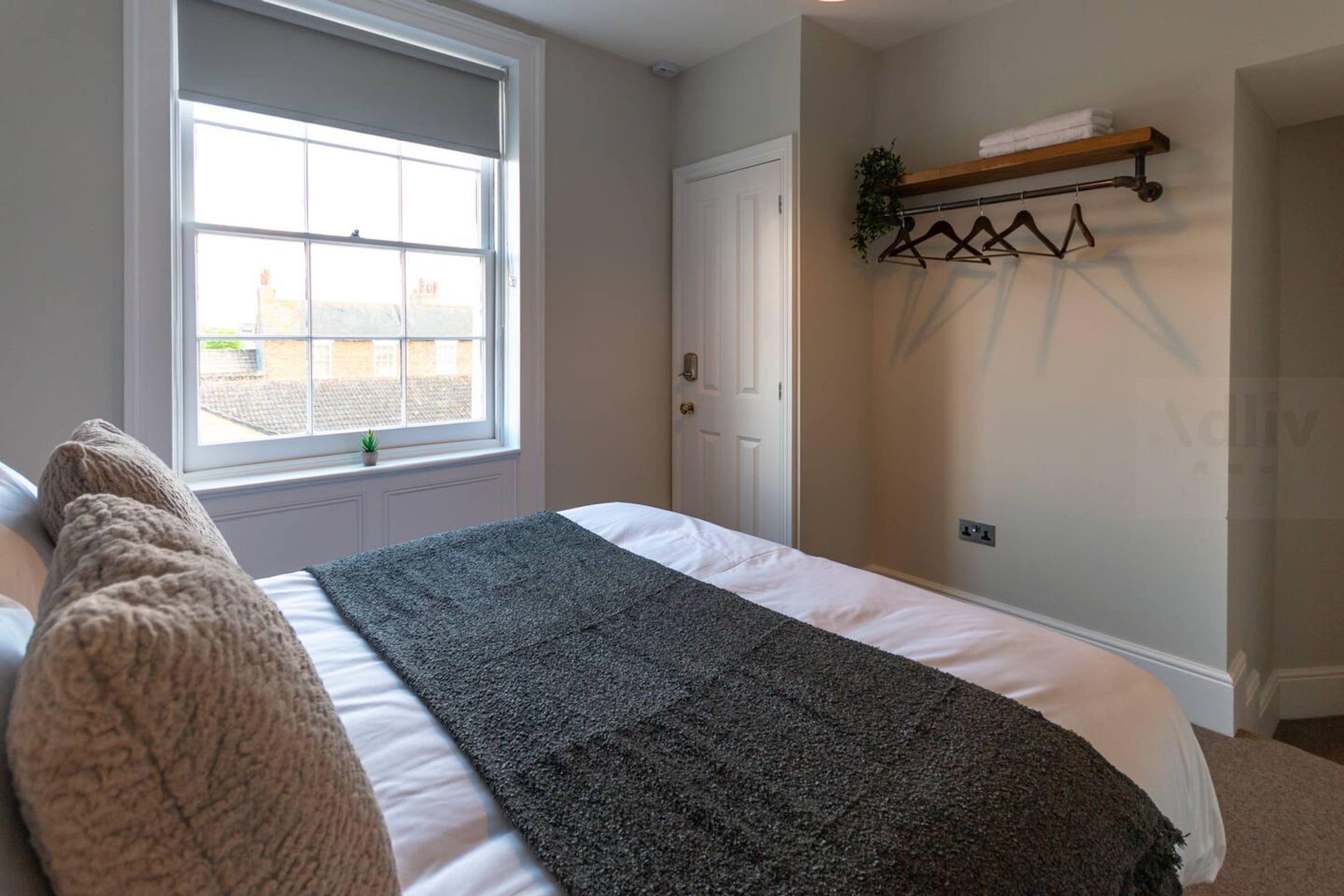 House | 2 bedrooms, desk