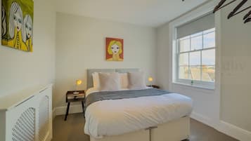 House | 2 bedrooms, desk