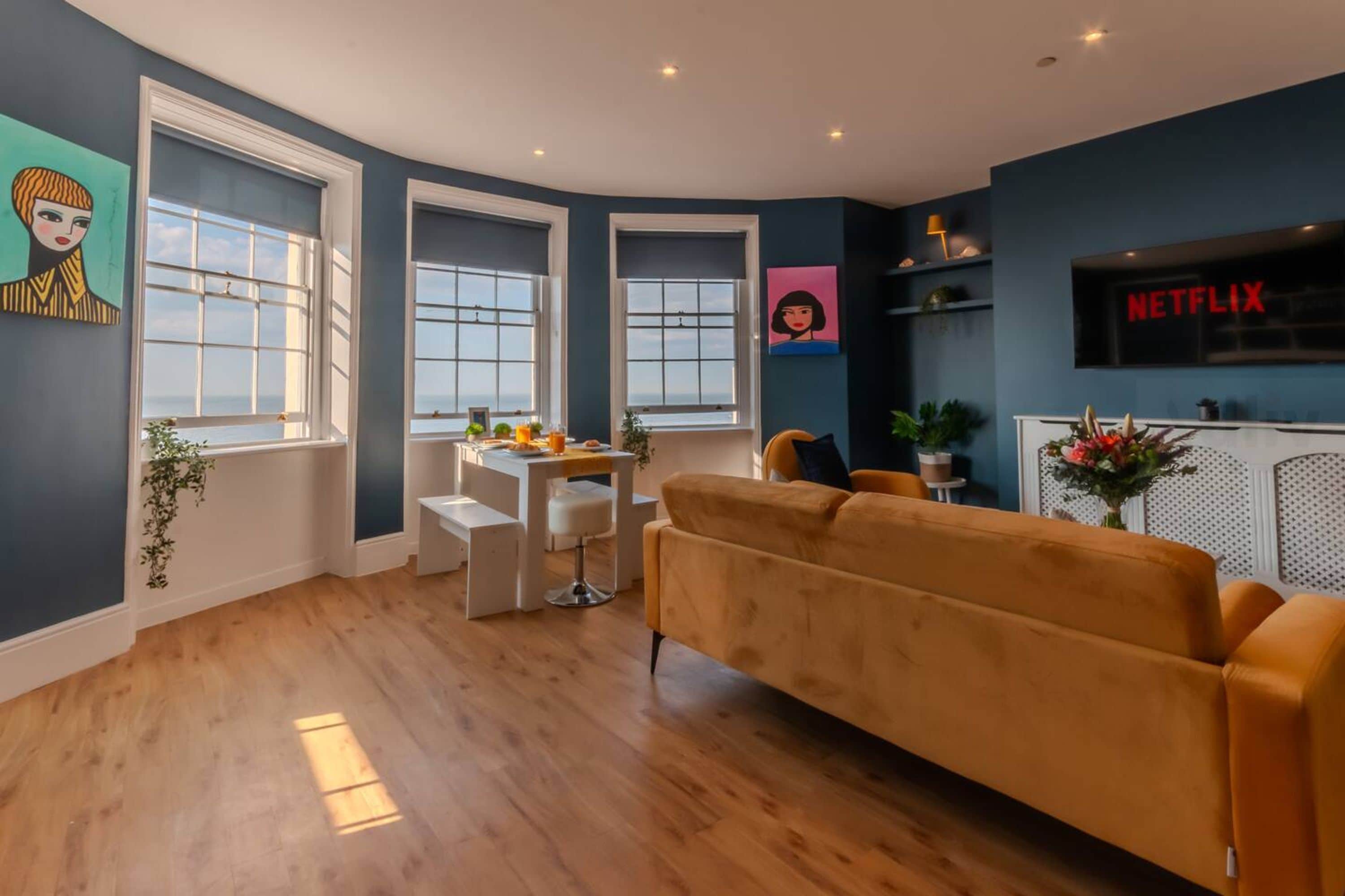 House | 2 bedrooms, desk
