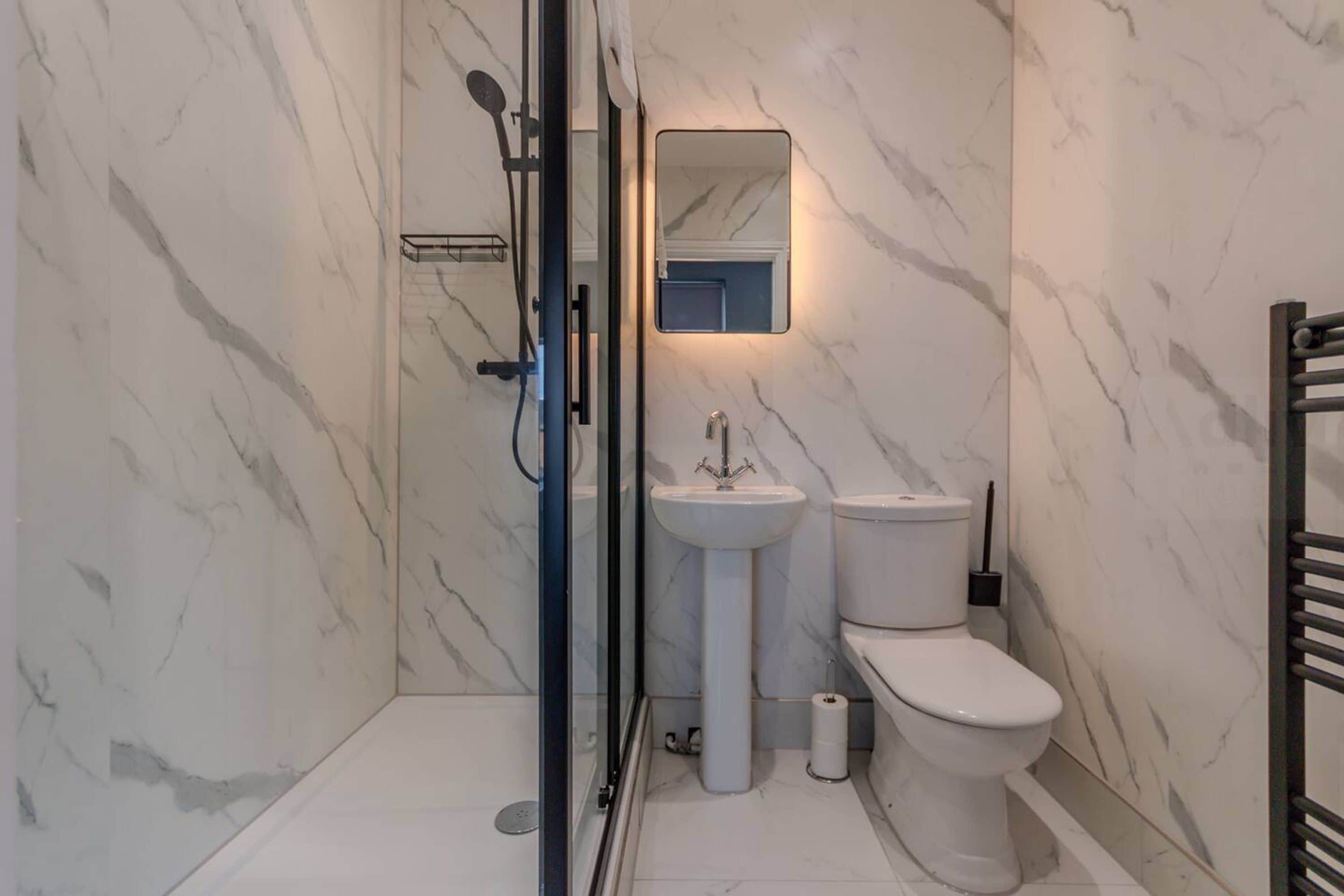 House | 2 bedrooms, desk