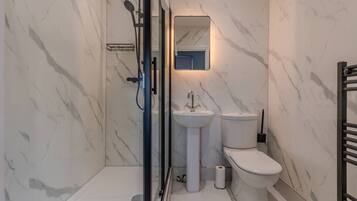 House | 2 bedrooms, desk