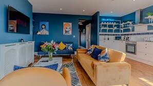 Ein modernes Wohnzimmer mit einer Couch, einem Couchtisch und Kunstwerken an den Wänden.