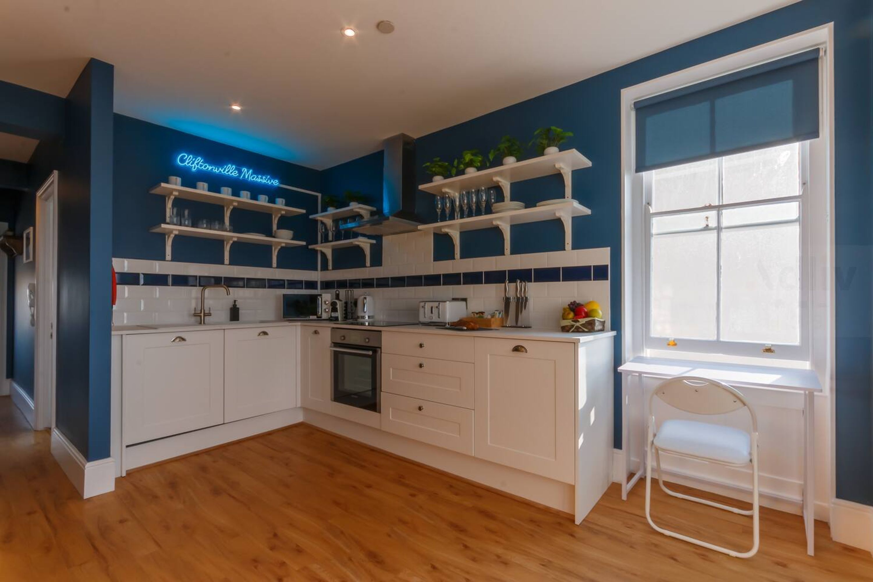 House | 2 bedrooms, desk