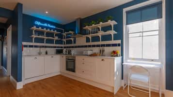 House | 2 bedrooms, desk