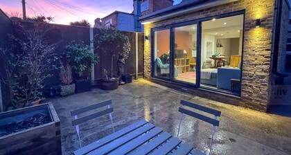 Modern Margate Maisonette Close to Beach by Adliv