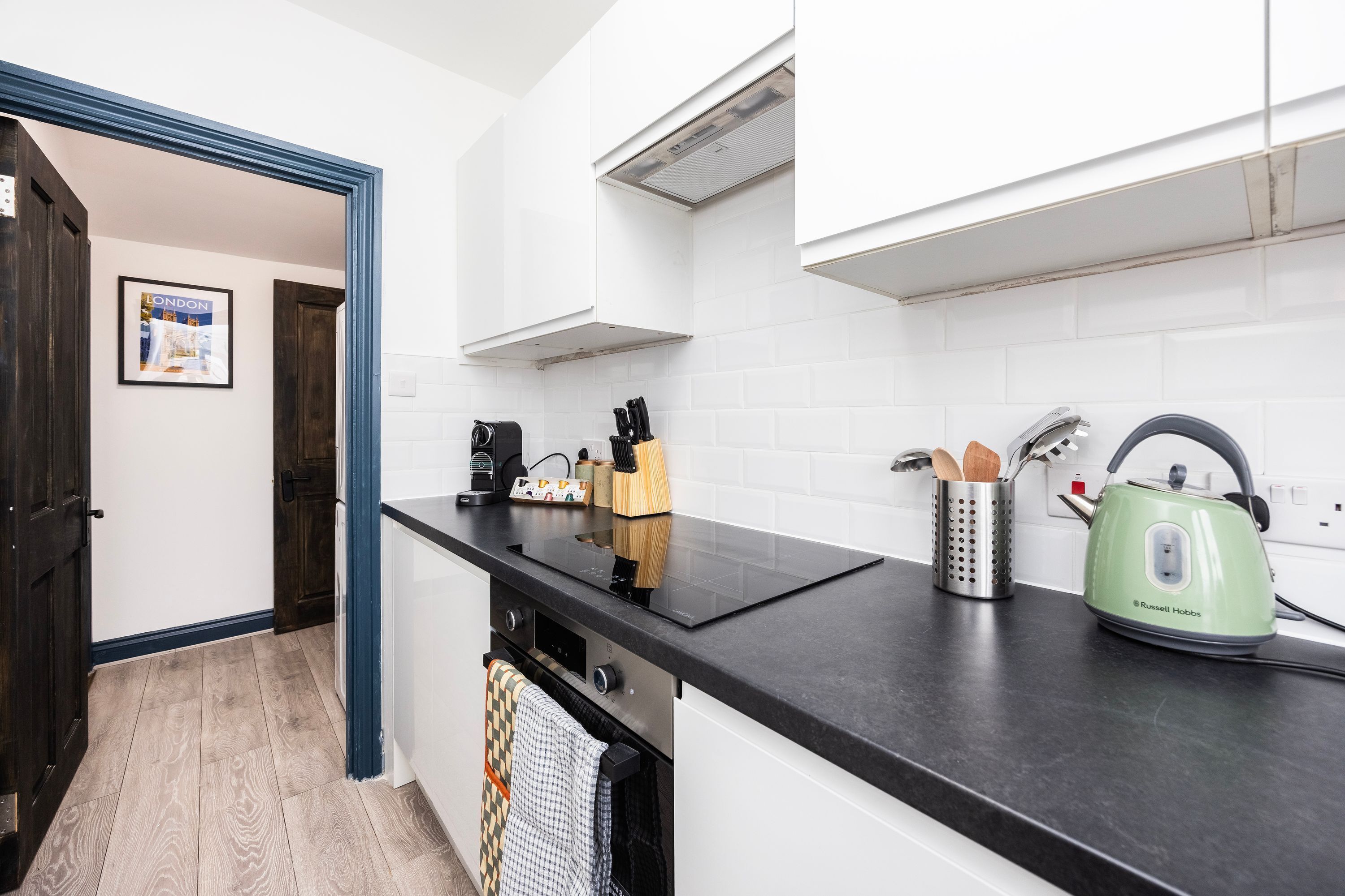 House | 2 bedrooms, desk