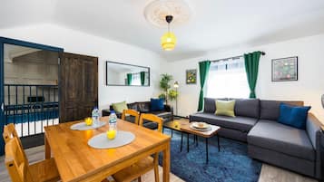 House | 2 bedrooms, desk
