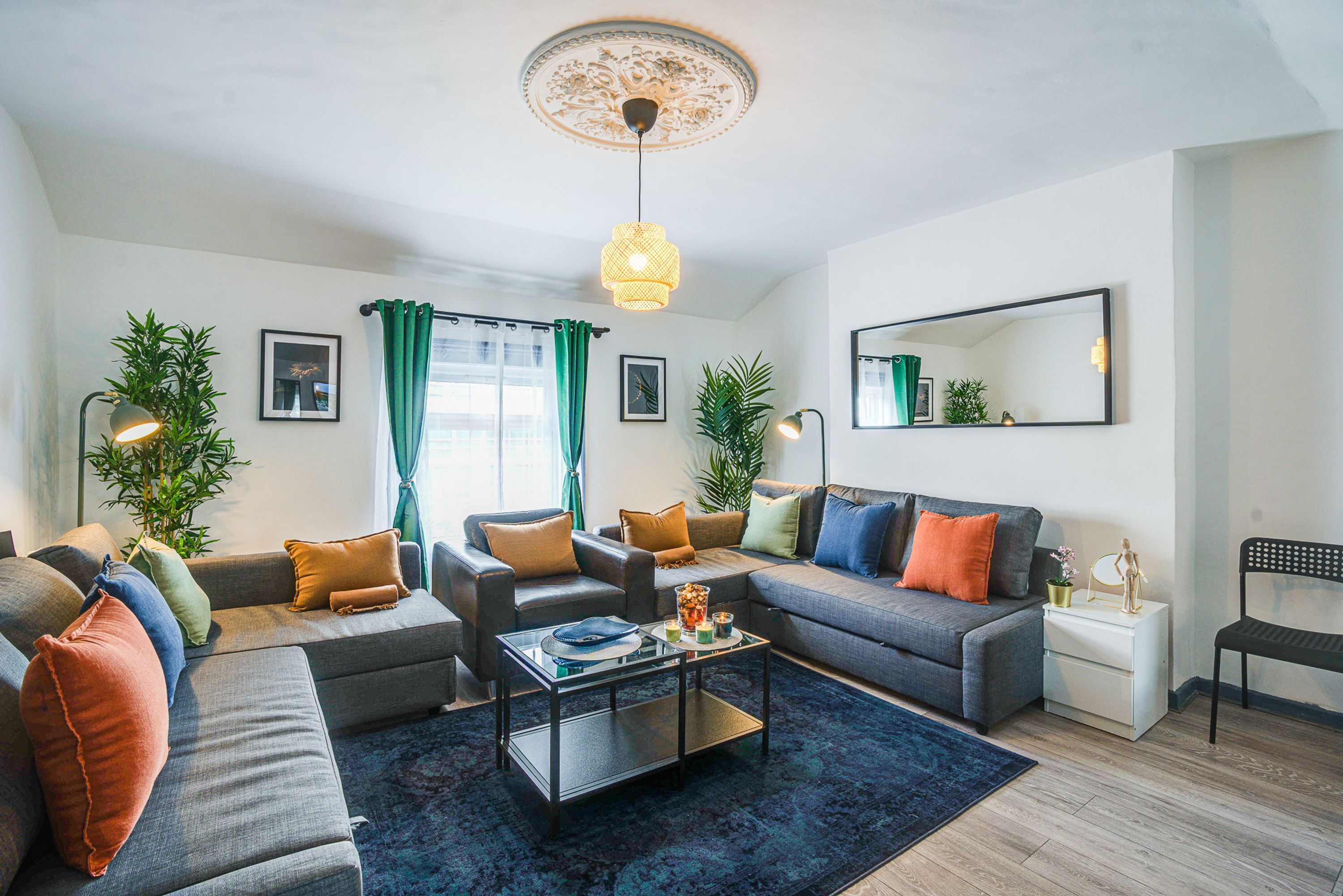 2 bedrooms, desk