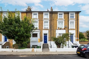 House | 2 bedrooms, desk - Spacious 2BR Maisonette 2 Baths Huge Lounge (London)