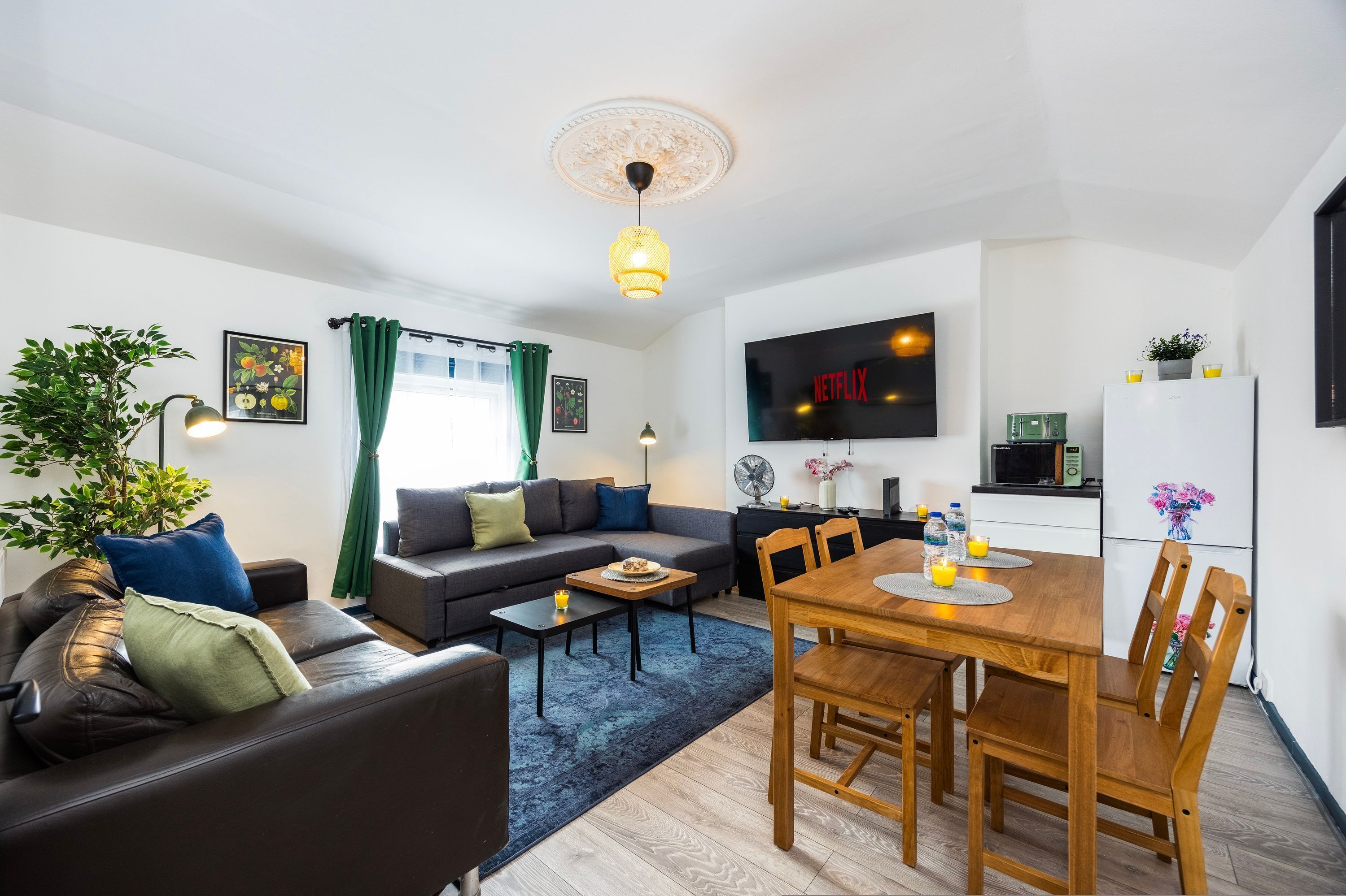 2 bedrooms, desk