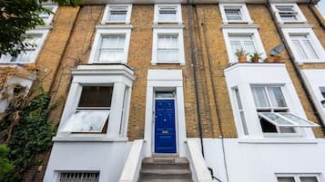House | 2 bedrooms, desk