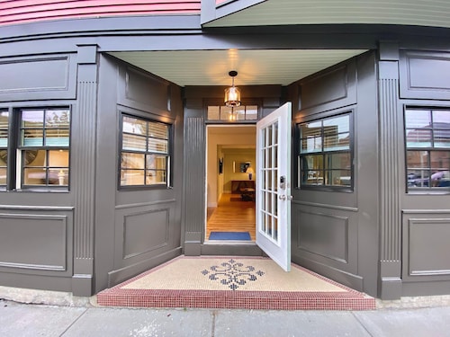 86 Dr Marcus House - Popular Broadway Area