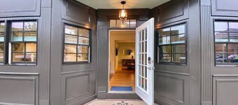 86 Dr Marcus House - Popular Broadway Area