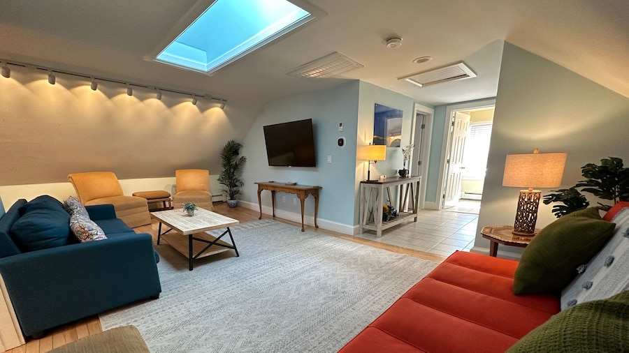 86 Dr Marcus House - Popular Broadway Area