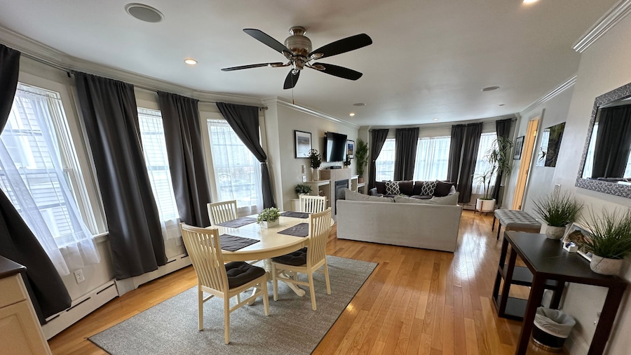 86 Dr Marcus House - Popular Broadway Area