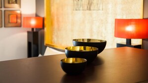 A dining table with three black bowls and a red table lamp. - Victoria City Center 1 Downtown Luxury Duplex (Barcelona)