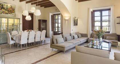 Majestic Holiday Estate Sleep 12 Pers in Calvia