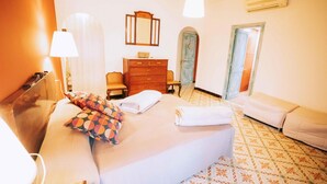 A hotel room with a bed, a dresser, a chair, and a desk. - Casa Rural en el Centro Hist Rico de Gualta (Gualta)