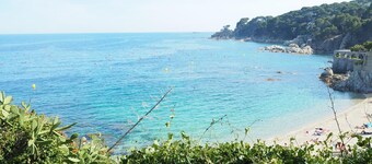 수영장과 주차장, 정원이 있는 아파트먼트