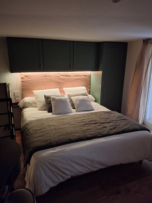 Iron/ironing board, WiFi, bed sheets